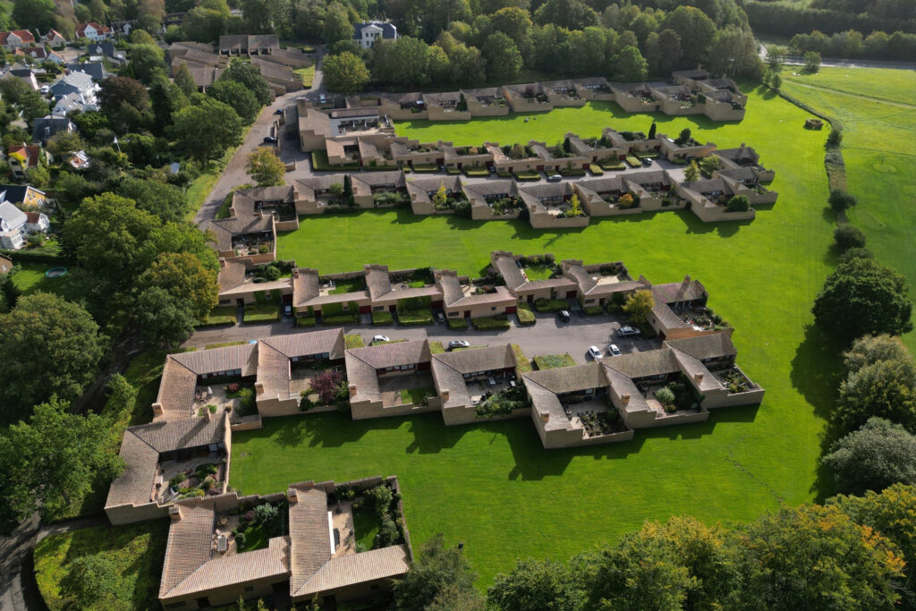 Kom tæt på Utzons mesterværk – Oplev Fredensborghusene indefra på Arkitekturens Dag